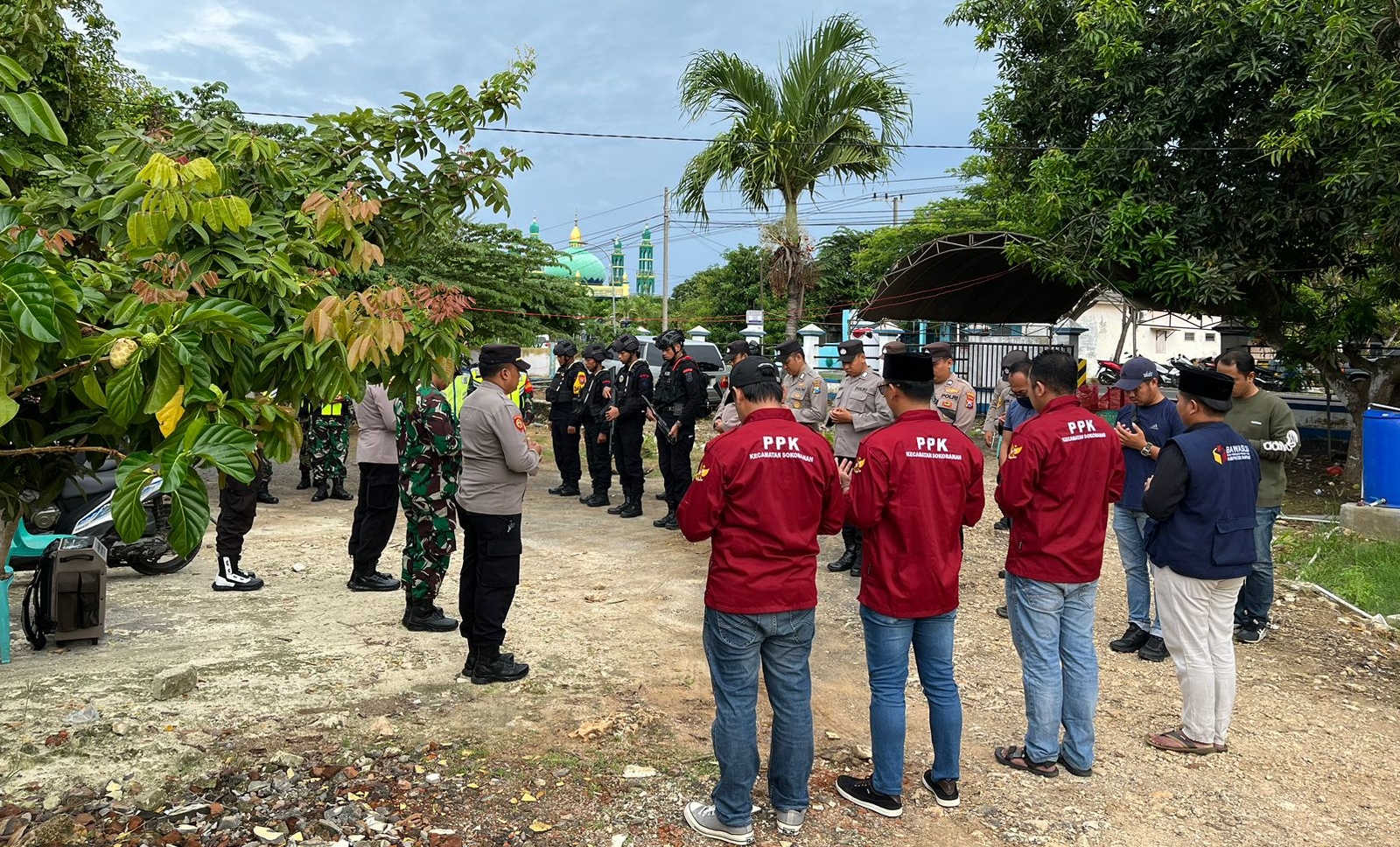 TNI Polri Amankan Rapat Pleno Rekapitulasi Hasil Pilkada di PPK Kec. Sokobanah