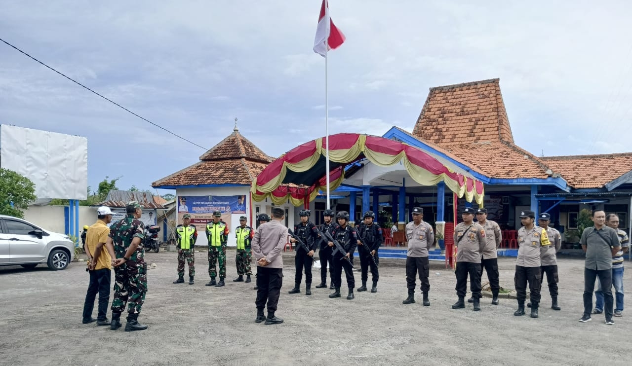 Pengamanan Solid TNI-Polri: Rapat Pleno Rekapitulasi Pilkada Kecamatan Pangarengan Berjalan Aman