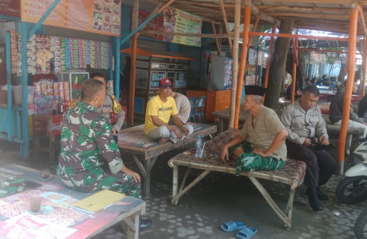 Sinergi TNI-Polri, Babinsa dan Bhabinkamtibmas Komunikasi Sosial dengan Nelayan di Pantai Camplong