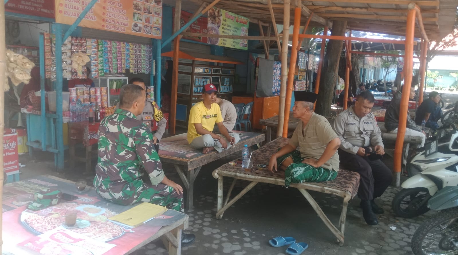 Sinergi TNI-Polri, Babinsa dan Bhabinkamtibmas Komunikasi Sosial dengan Nelayan di Pantai Camplong