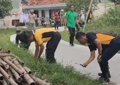 Sinergi TNI, Polri, dan Puskesmas: Karya Bakti Bersih Lingkungan Cegah DBD di Desa Tana Mera