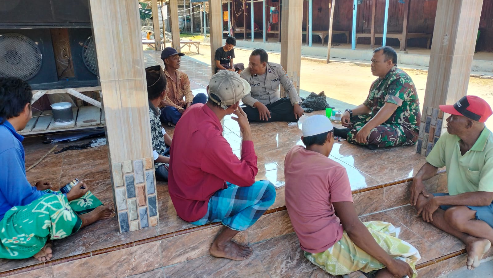 Babinsa Serka Lutfiyono Komsos Bersama Warga Pererat Silaturahmi dan Tingkatkan Keharmonisan Sosial