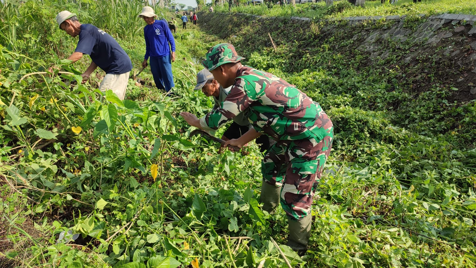 Karya Bakti Babinsa Bersama Warga: Bersihkan Semak Belukar dan Jaga Kelestarian Sungai di Desa Labang