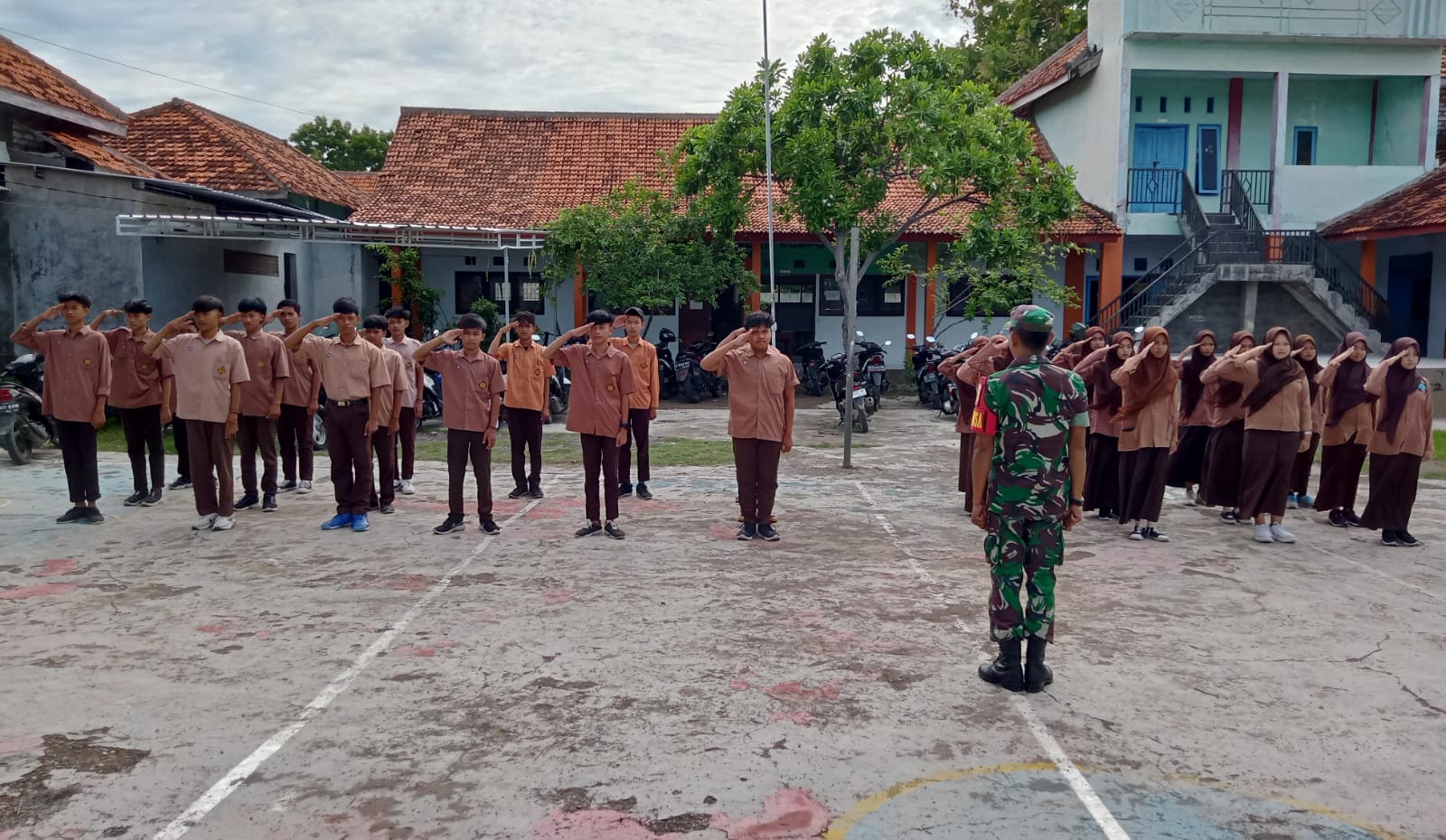 Babinsa Koptu Jamaludin: Menumbuhkan Disiplin Patriotisme di SMK Siti Khadijah Pangarengan