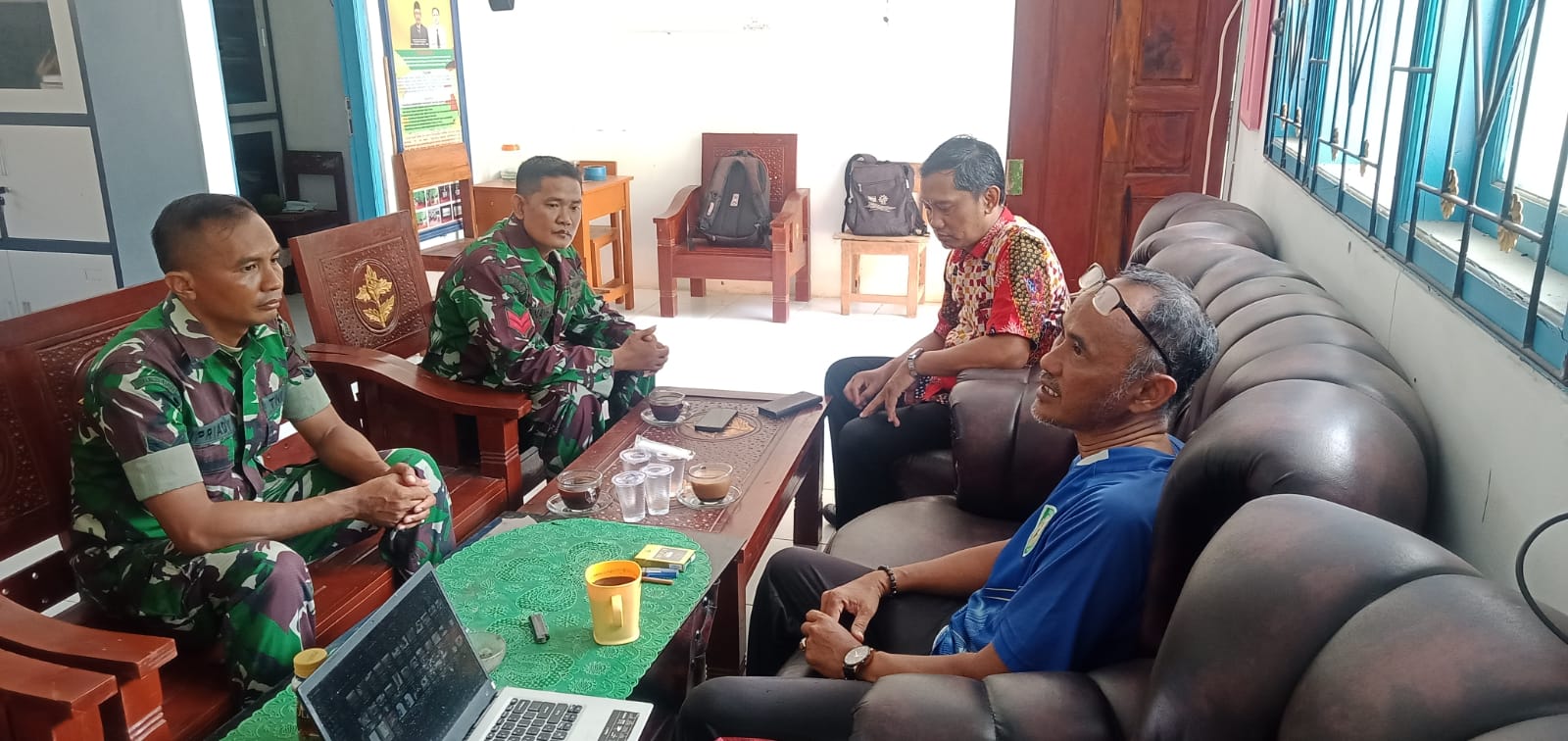 Babinsa Sertu Supri Komsos bersama Guru SDN, Pererat Sinergi TNI dan Pendidikan di Desa Kanjer