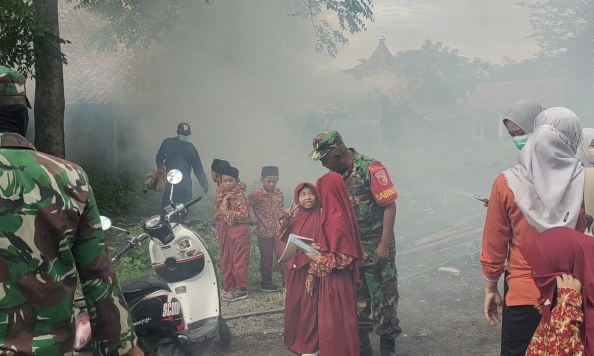 Sinergi TNI-Polri dan Puskesmas  Fogging di SDN Karang Nangger 2 untuk Cegah DBD