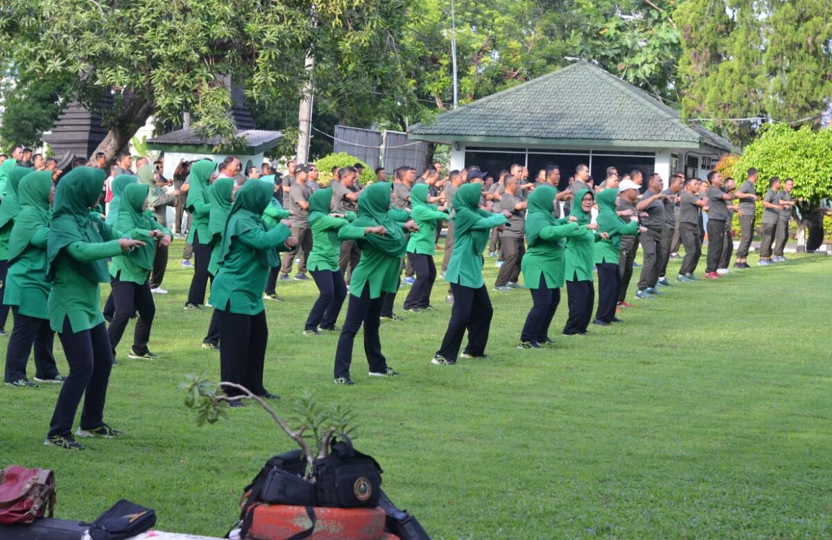 Harmoni dalam Gerak: Anggota Kodim Sampang dan Persit Olahraga Bersama Lewat Senam dan Lomba Voli Bal