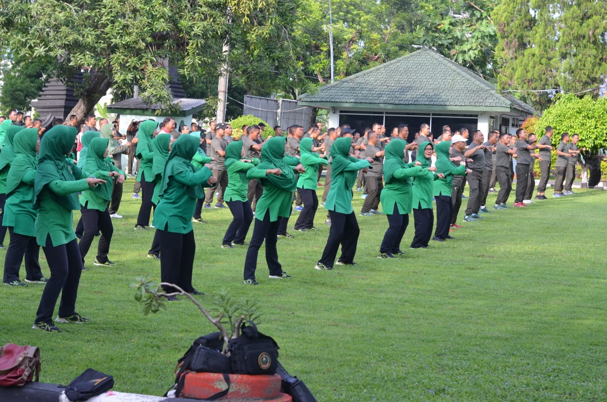 Harmoni dalam Gerak: Anggota Kodim Sampang dan Persit Olahraga Bersama Lewat Senam dan Lomba Voli Bal