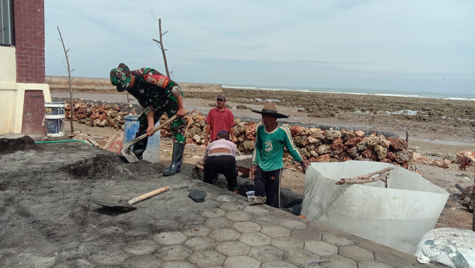 Babinsa Sokobanah Bantu Bangun Tanggul Pantai, Warga Desa Bira Timur Terbantu Hadapi Abrasi