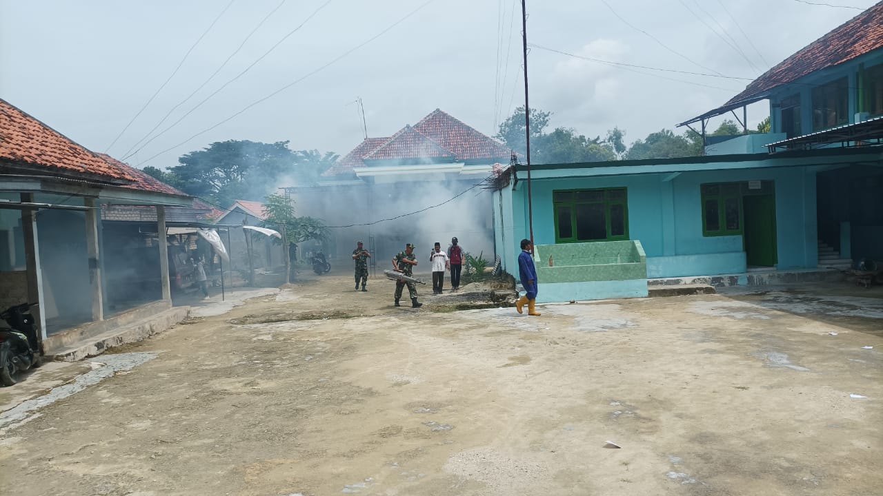 Sinergi TNI-Puskesmas: Fogging Massal di Desa Pamolaan untuk Cegah Penyakit DBD