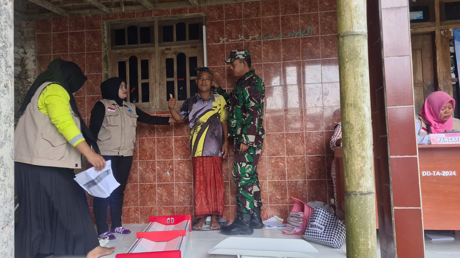 Babinsa Sertu Gunarso Dampingi Posyandu di Desa Moktesareh untuk Tingkatkan Kesehatan Masyarakat