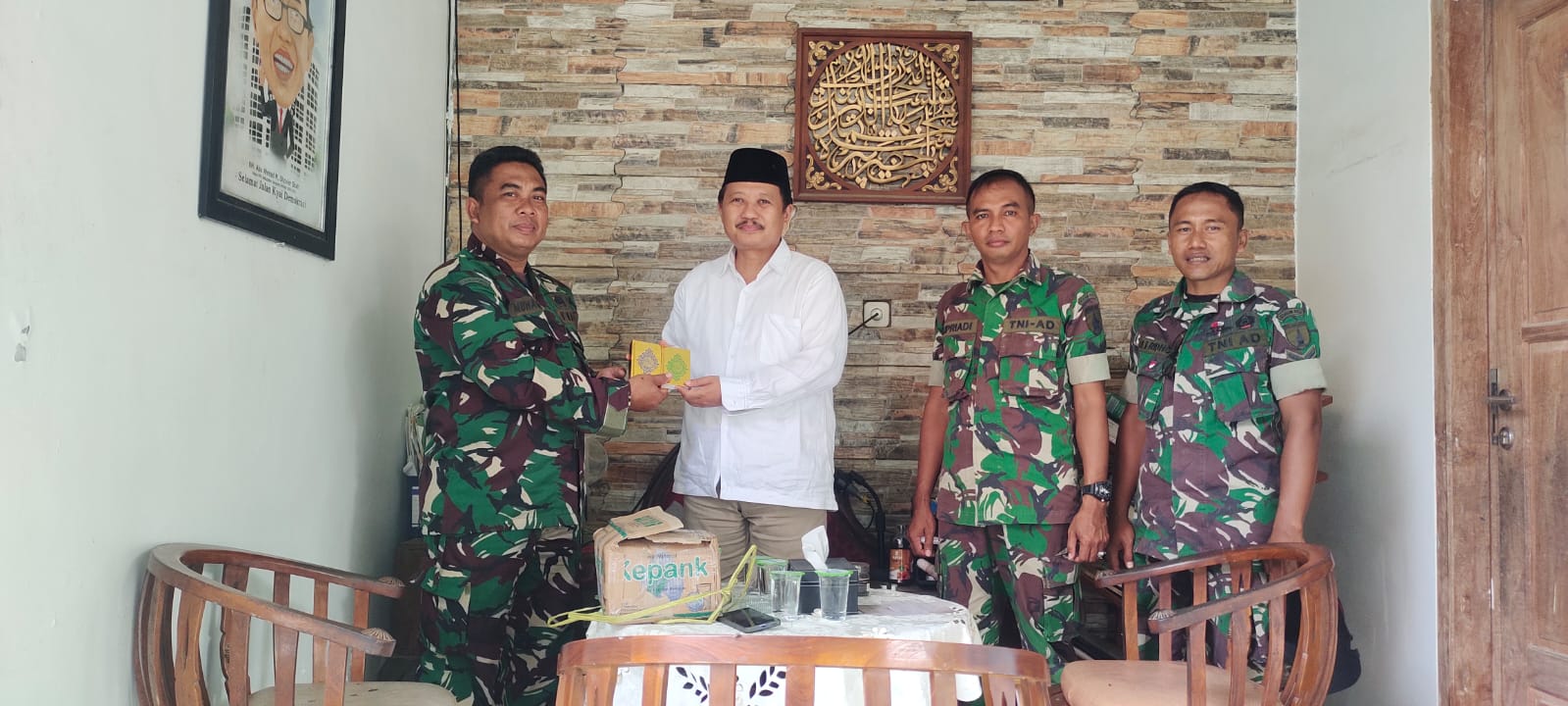 Babinsa Torjun Berikan Bantuan Alqur’an untuk Santri Tahfidz di Pondok Pesantren Darusallam