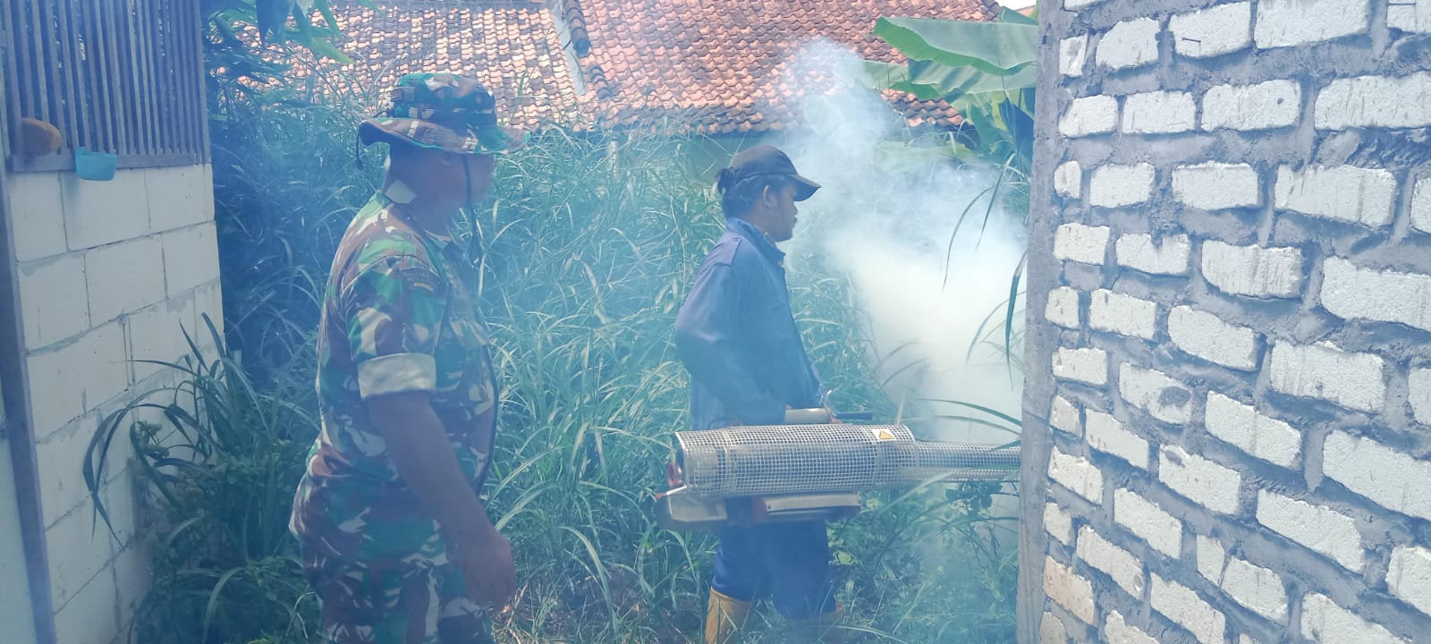 Bersatu Lawan DBD: Babinsa dan Dinas Kesehatan Fogging di Desa Pasean Sampang