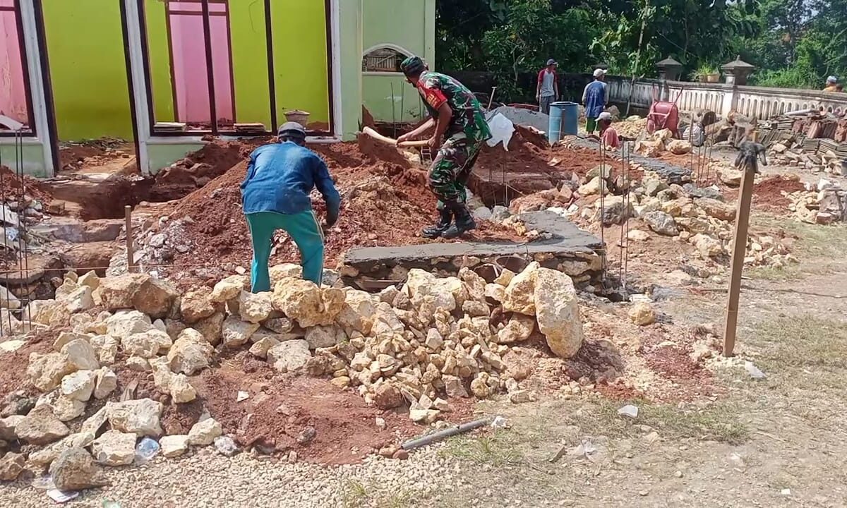 Bersama Membangun Ibadah: Babinsa Banyuates Gotong Royong Rehab Mushola di Desa Kembang Jeruk