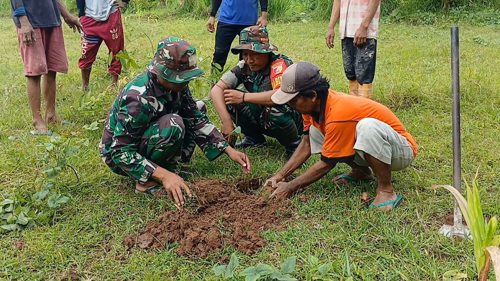 Babinsa Koramil Gelar Penanaman Pohon di Desa Taman dan Komsos di Desa Jungkarang