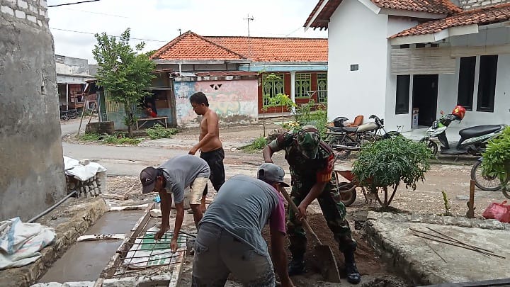 Babinsa Pangarengan Terjun Langsung Bantu Warga Pengecoran Selokan di Dusun Talonan