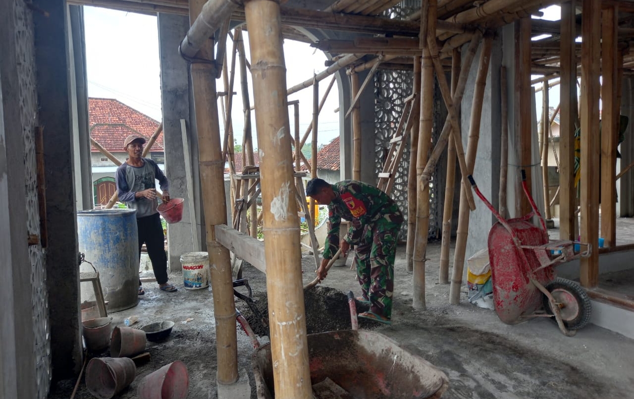 Gotong Royong Babinsa Koramil  Robatal, Bantu Warga Bangun Musholla di Desa Bapelle