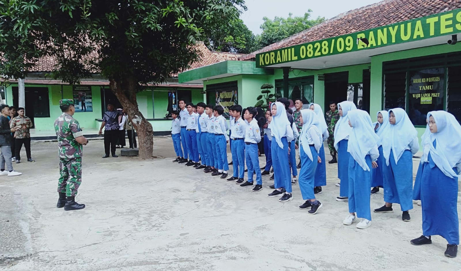 Babinsa Koramil Banyuates Berikan Materi Wasbang kepada Siswa SDN 1 Banyuates