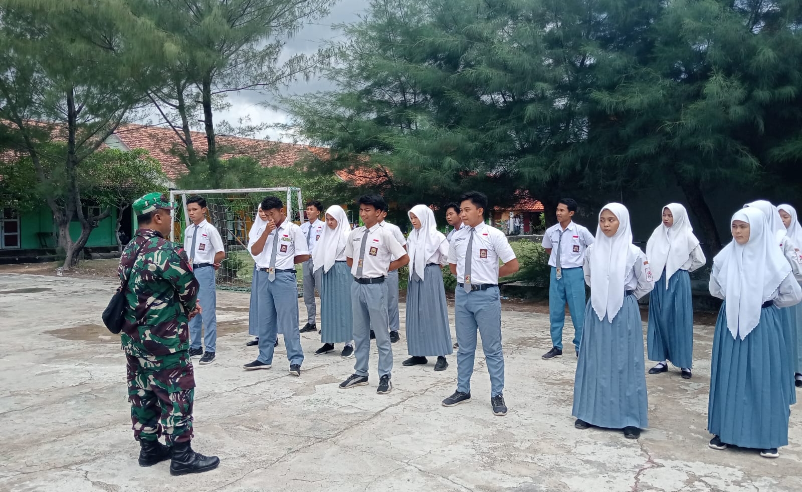 Babinsa Koramil Sreseh Pembinaan Baris-Berbaris di SMAN 1 Sreseh, Tingkatkan Disiplin dan Karakter Siswa