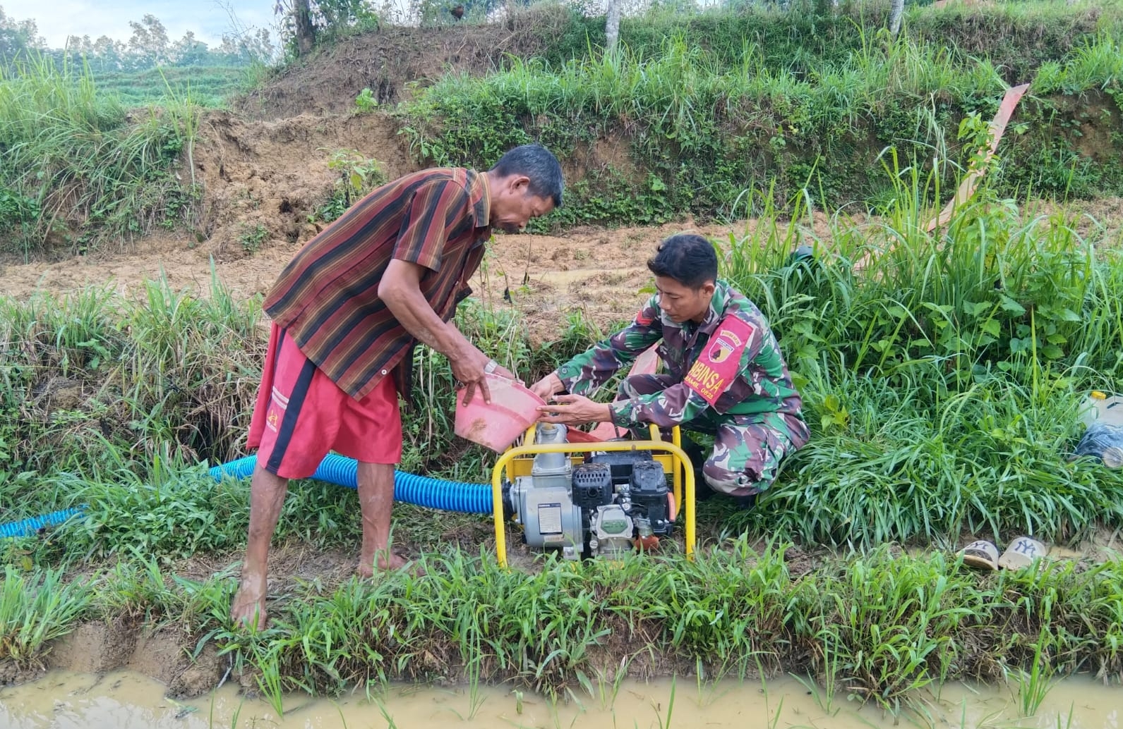 Babinsa Koramil Robatal Bantu Petani Tingkatkan Ketahanan Pangan Melalui Pendampingan Irigasi Sawah