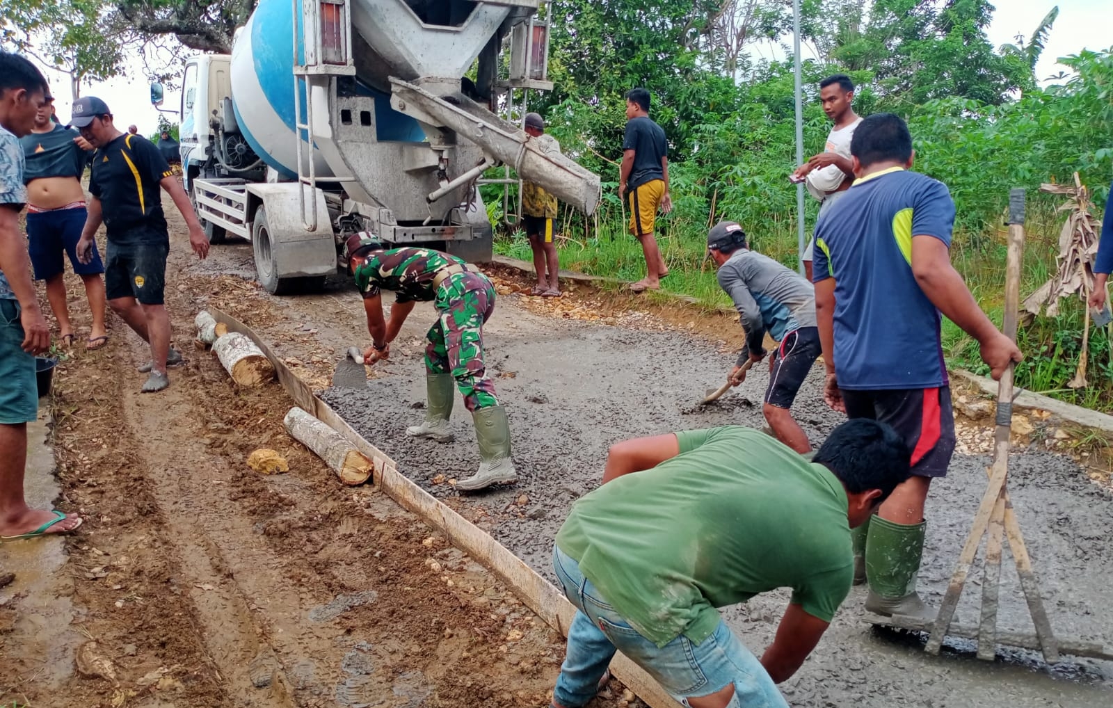 Gotong Royong Bersama Babinsa: Mewujudkan Jalan Mulus di Desa Bunten Barat