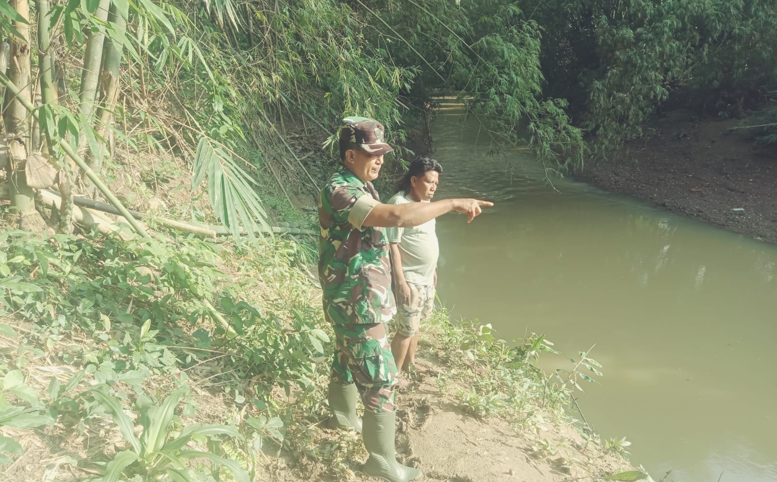 Kolaborasi Babinsa dan Petani: Menjaga Aliran Air untuk Keberhasilan Panen di Desa Tambelangan