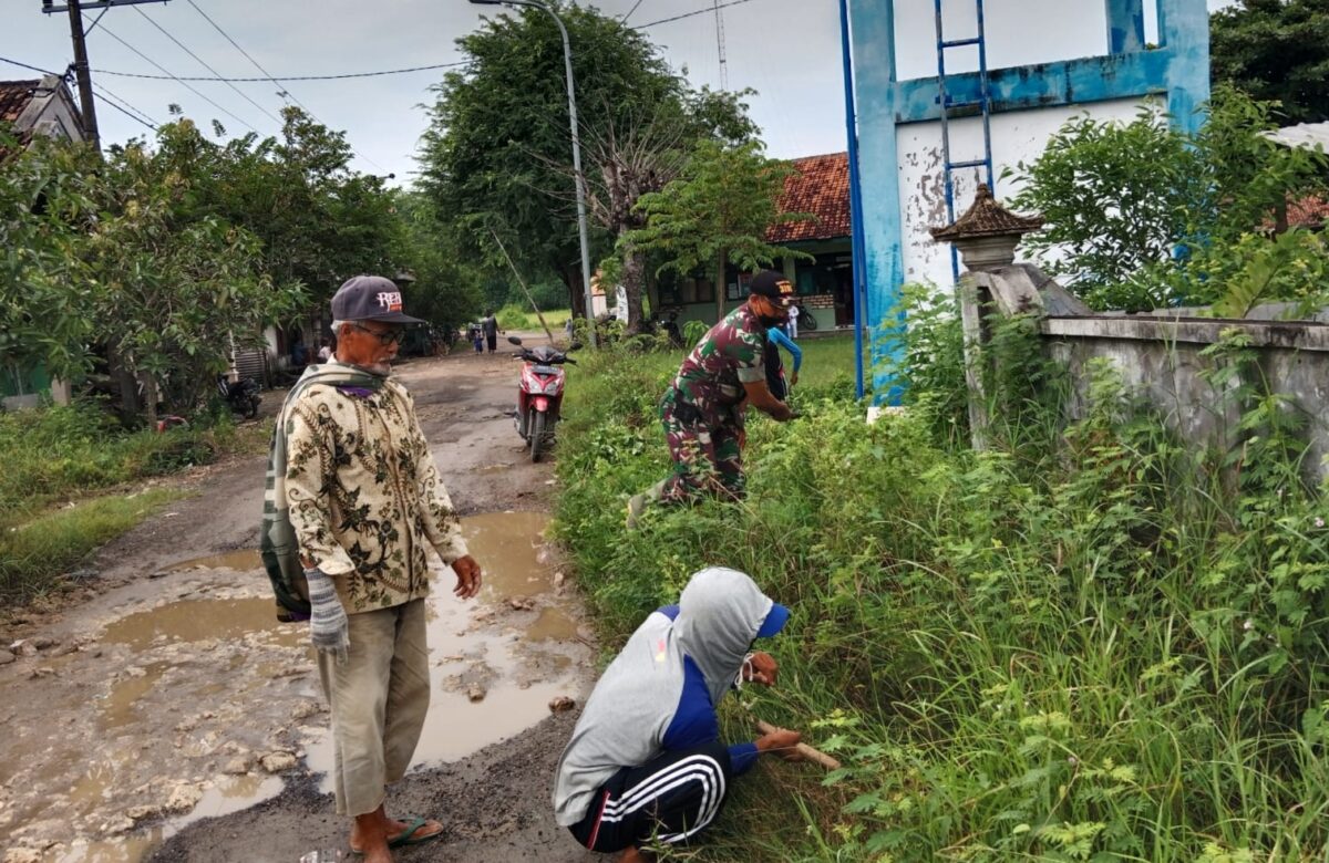 Gotong Royong Bersama Babinsa: Warga Asemnonggal Bersihkan Jalan Desa demi Lingkungan Sehat