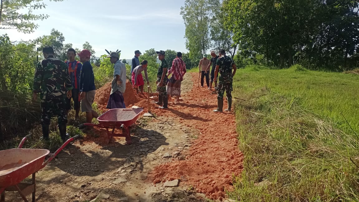 Babinsa Koramil Tambelangan Ajak Warga Mambulu Barat Gelar Kerja Bakti Bersih Jalan