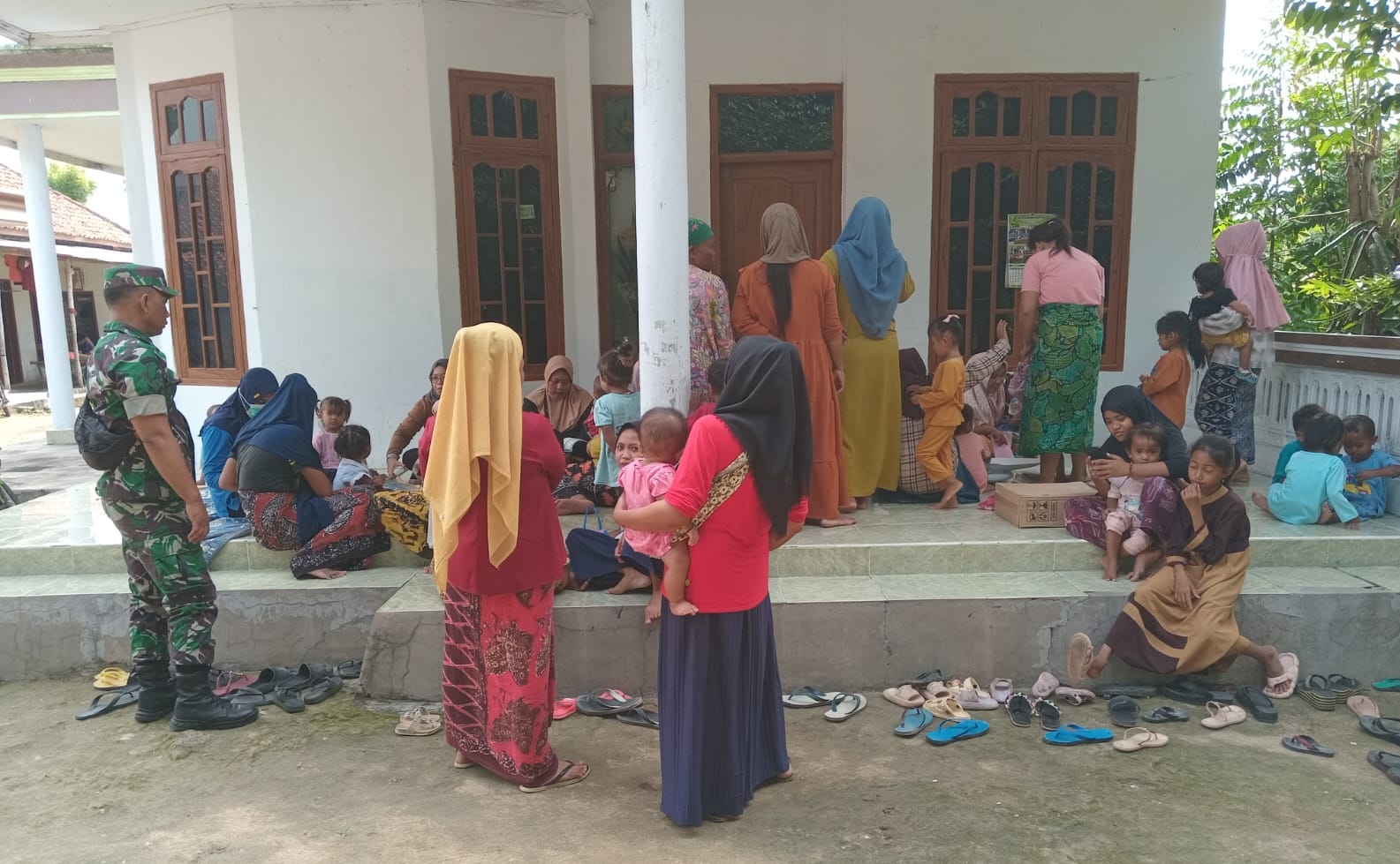 Babinsa Sertu Moch. Hasan Dampingi Posyandu di Desa Banjar Talela, Tingkatkan Kesehatan Masyarakat