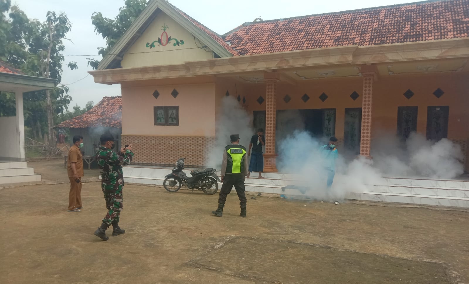 Sinergi TNI-Polri dan Puskesmas Kedungdung Gelar Fogging Cegah DBD di Desa Daleman