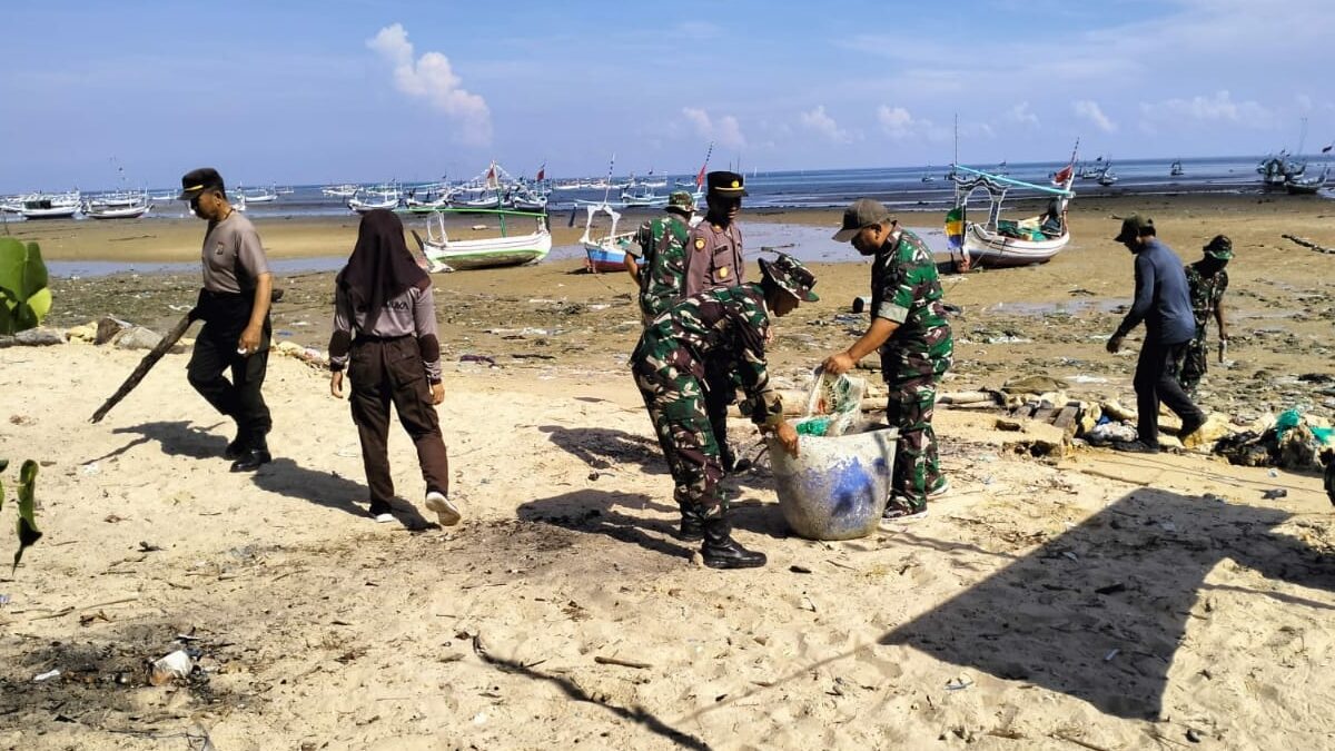 TNI, Polri, dan Masyarakat Banyuates: Bersama-sama Bersihkan Pantai Demi Lingkungan yang Lebih Sehat