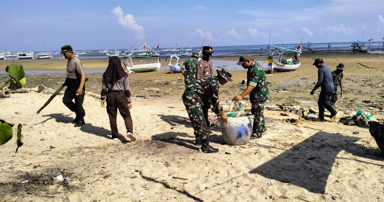 TNI, Polri, dan Masyarakat Banyuates: Bersama-sama Bersihkan Pantai Demi Lingkungan yang Lebih Sehat