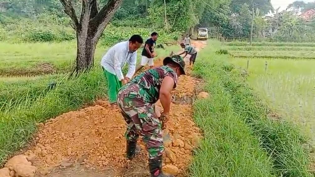 TNI dan Masyarakat: Babinsa Koramil Tambelangan Kerja Bakti Bangun Jalan Makadam di Desa Mambulu Barat