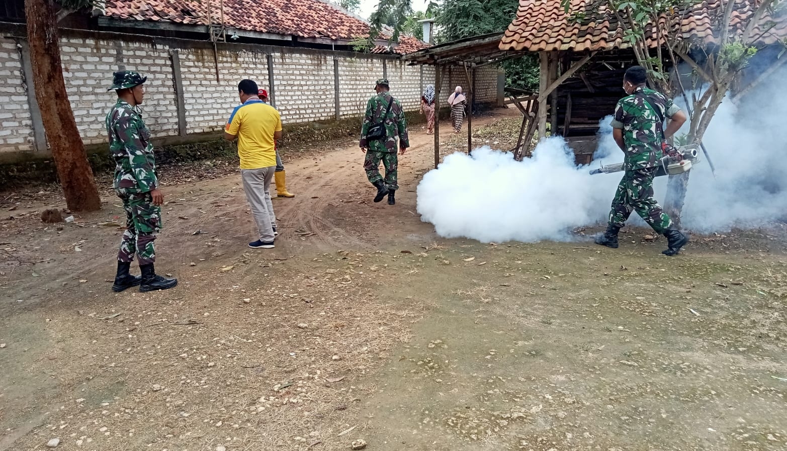 Perangi Jentik Nyamuk, Koramil dan Puskesmas Omben Lakukan Fogging Serentak di Rapa Laok