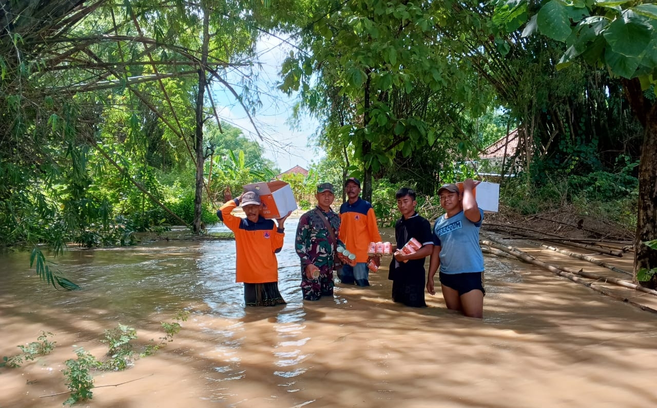 Babinsa Koramil Jrengik Lakukan Mitigasi Bencana Antisipasi Banjir Luapan Sungai Panyepen