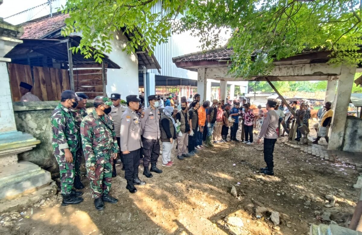 Sinergi Babinsa dan Polsek: Sukses Laksanakan Penyemprotan dan Vaksinasi Hewan Sapi di Pasar Hewan Ketapang Daya