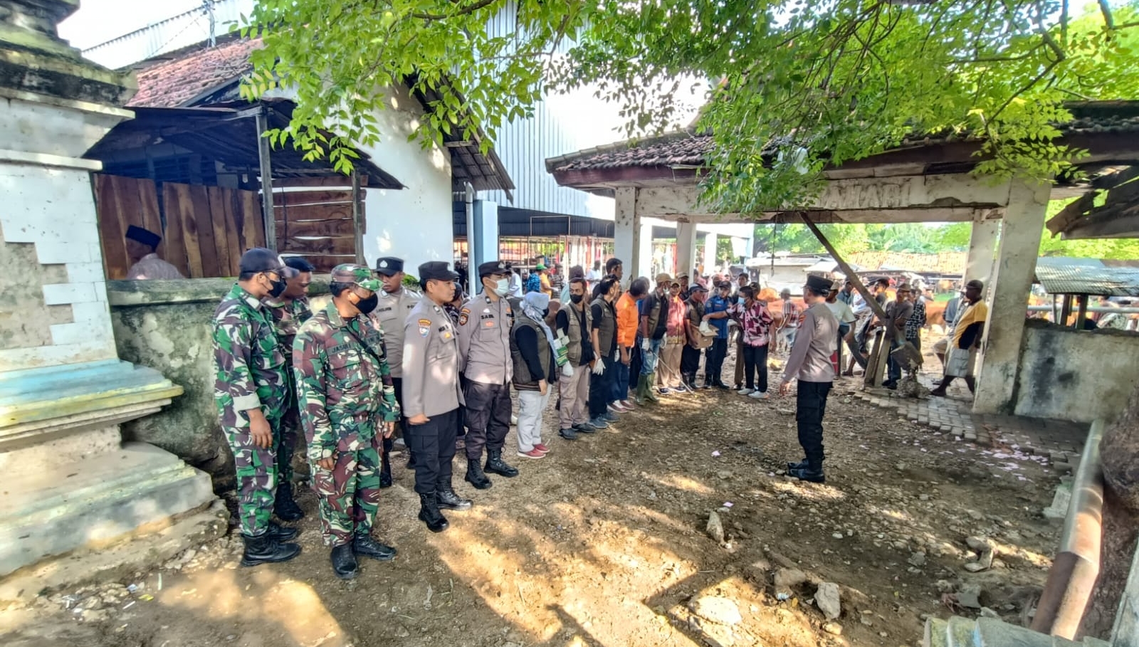 Sinergi Babinsa dan Polsek: Sukses Laksanakan Penyemprotan dan Vaksinasi Hewan Sapi di Pasar Hewan Ketapang Daya