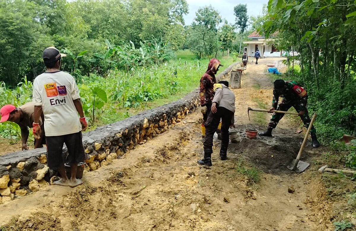 Gotong Royong TNI dan Warga, Serda Erfan Perkokoh Infrastruktur Irigasi di Desa Blu’uran