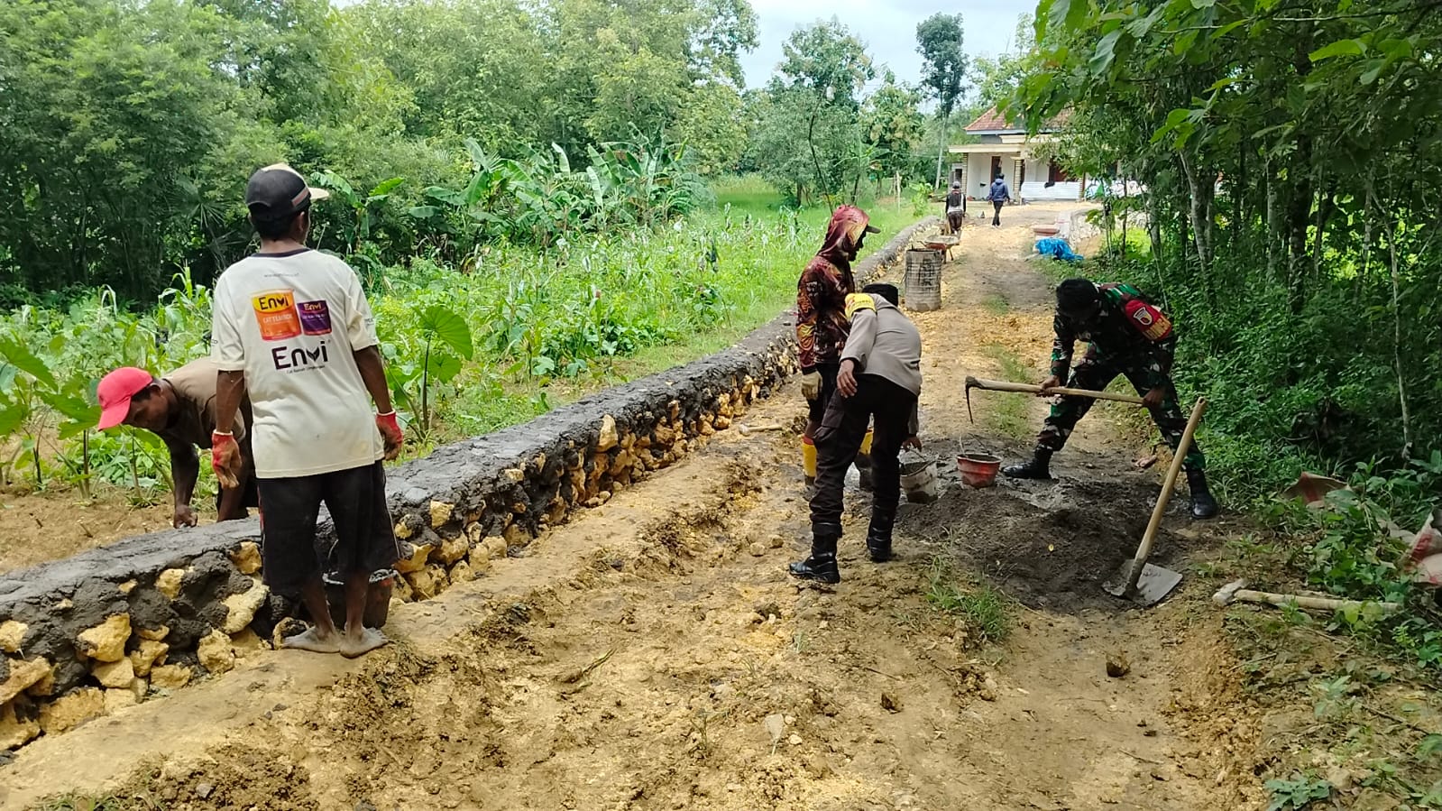 Gotong Royong TNI dan Warga, Serda Erfan Perkokoh Infrastruktur Irigasi di Desa Blu’uran