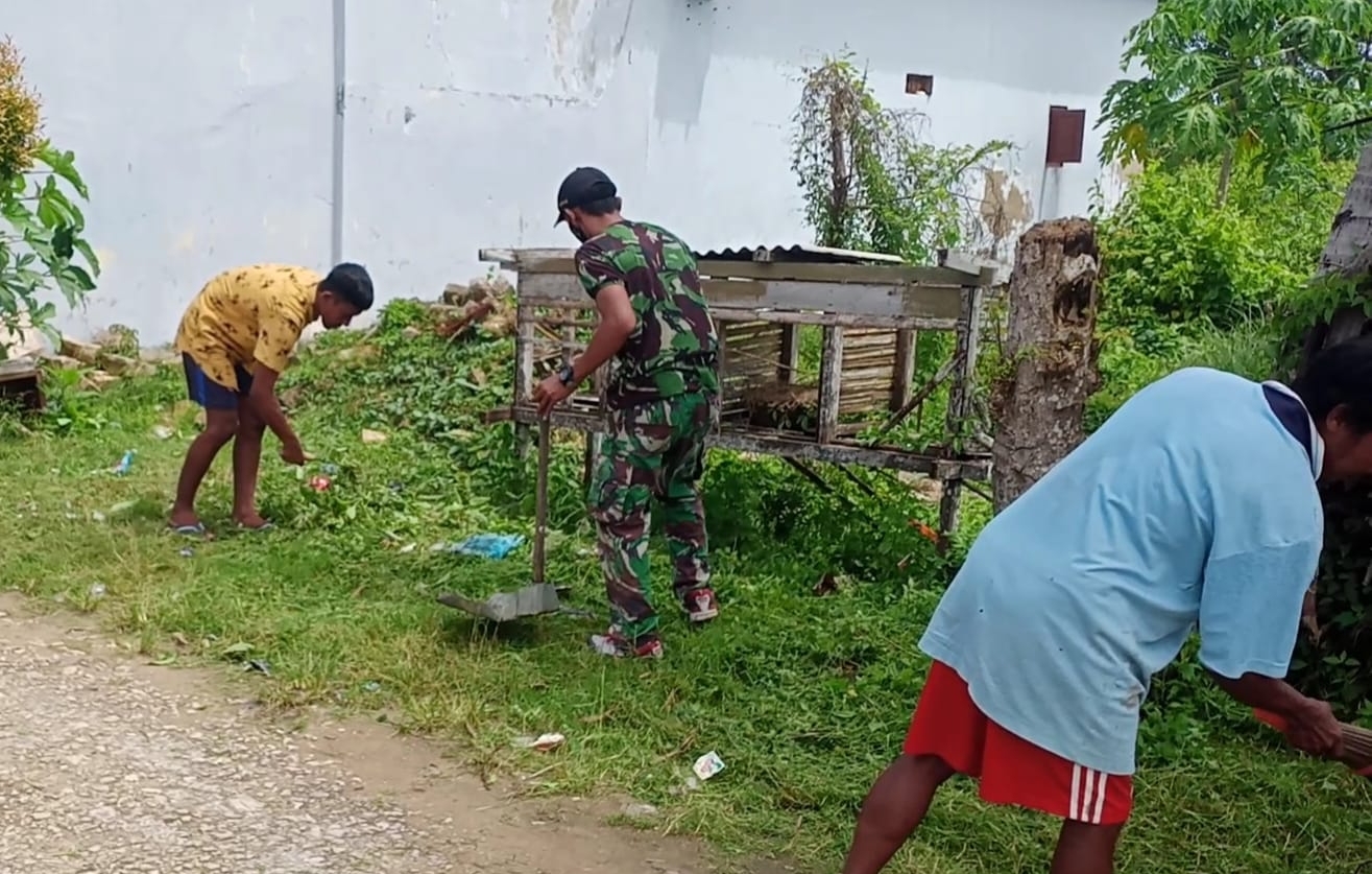 Bersama Babinsa, Warga Masaran Bikin Jalan Lebih Bersih, Lebih Sehat!