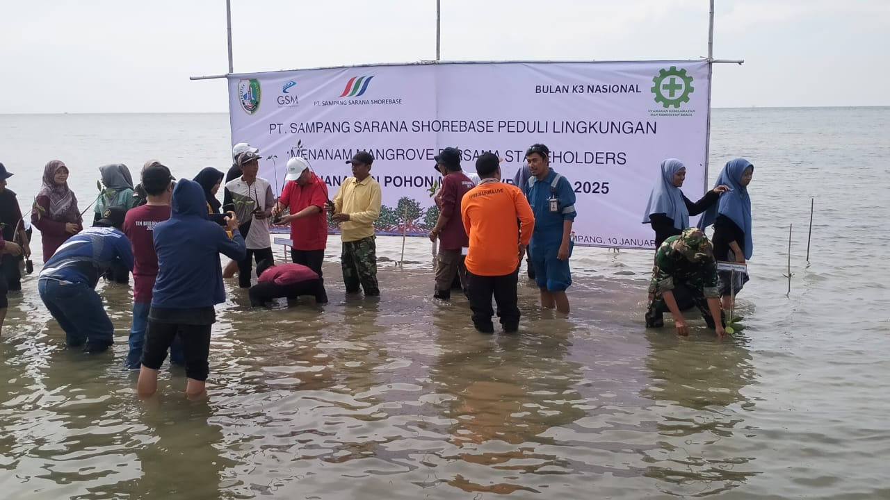 TNI dan Masyarakat Camplong Tanam Pohon Mangrove untuk Lindungi Pesisir