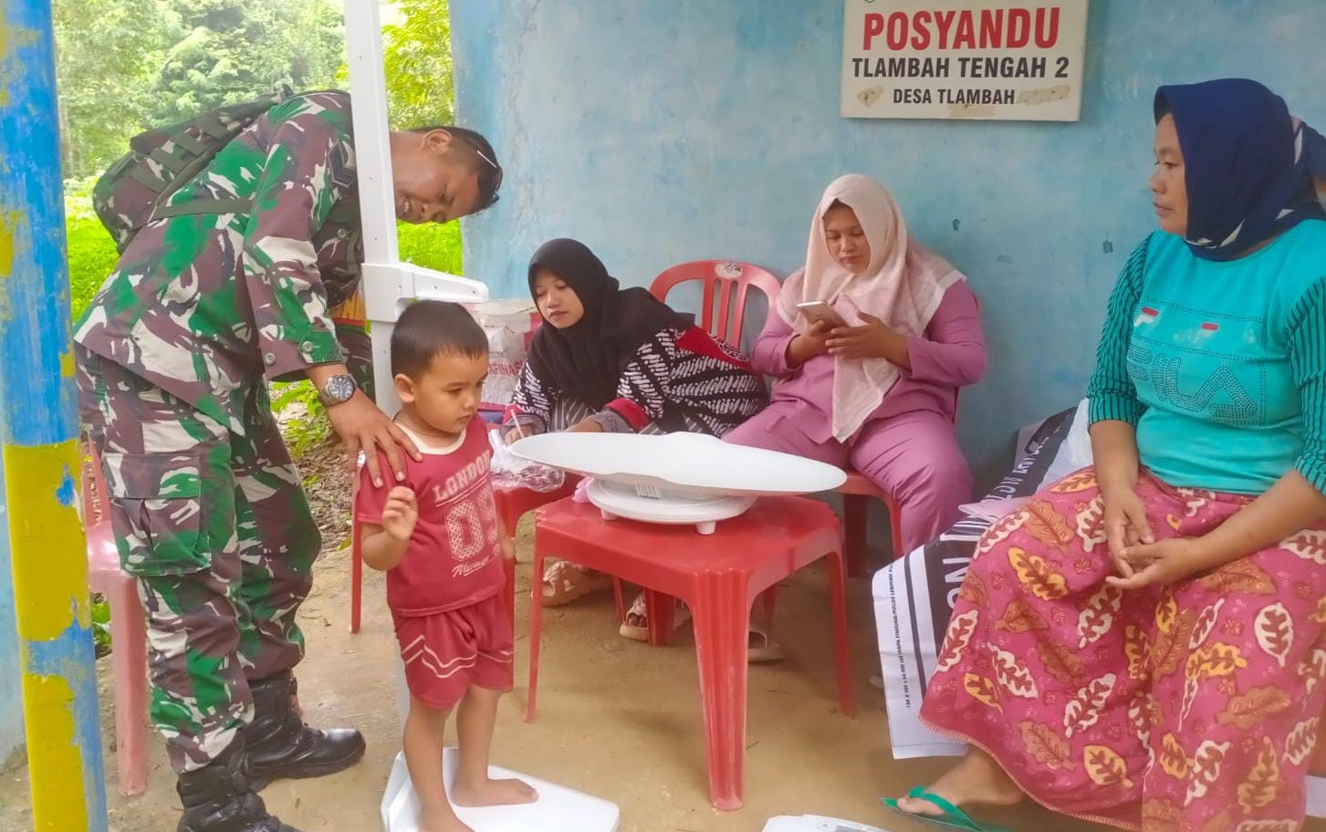 Babinsa Sertu Syahbilal Dampingi Posyandu di Desa Tlambah untuk Tingkatkan Kesehatan Ibu dan Anak