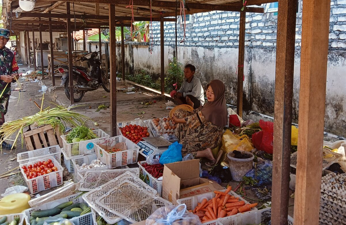 Langkah Hangat di Pagi Pasar: Sentuhan Semangat Babinsa untuk Para Pejuang Rezeki