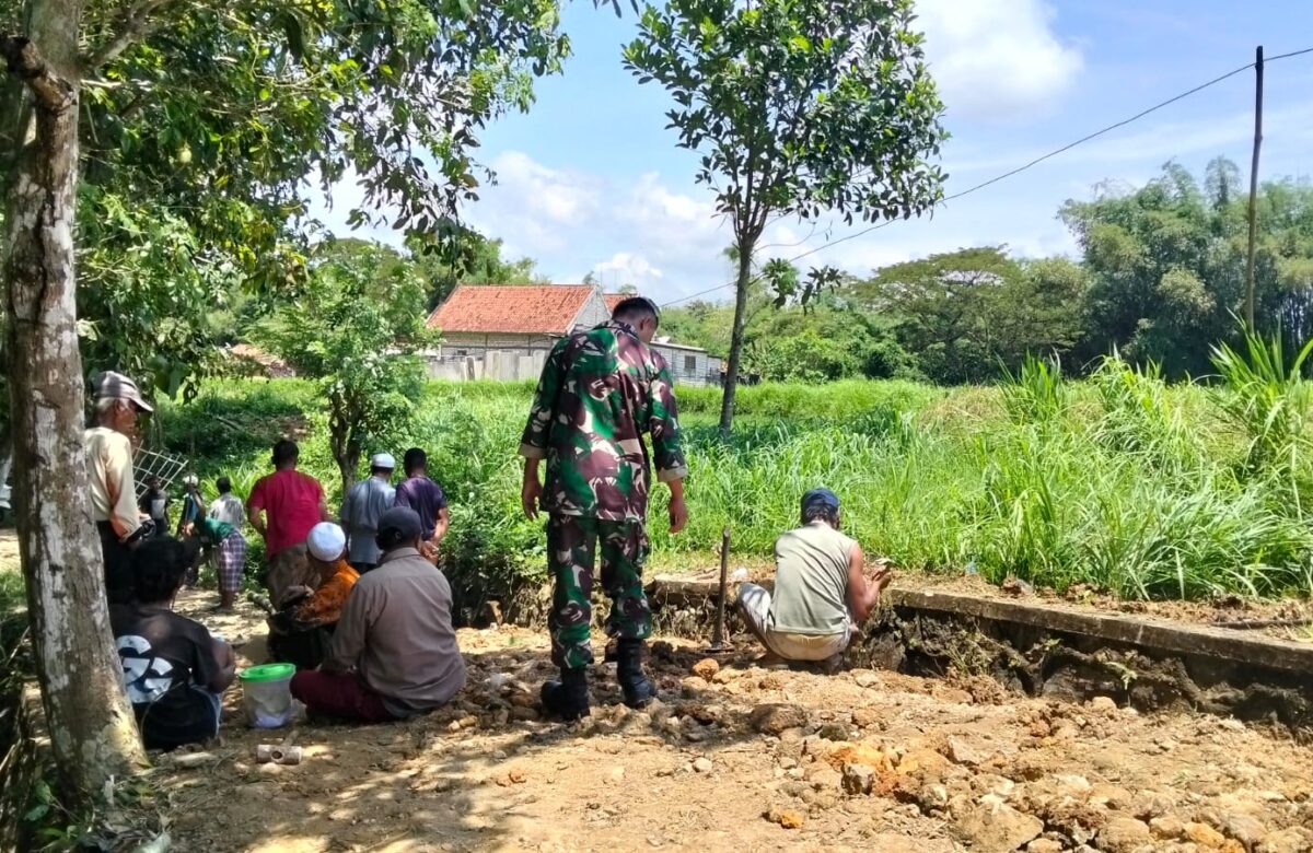 Sentuhan Tangan Babinsa: Pelda Wardianto Hadirkan Asa di Jalan Desa Tambelangan