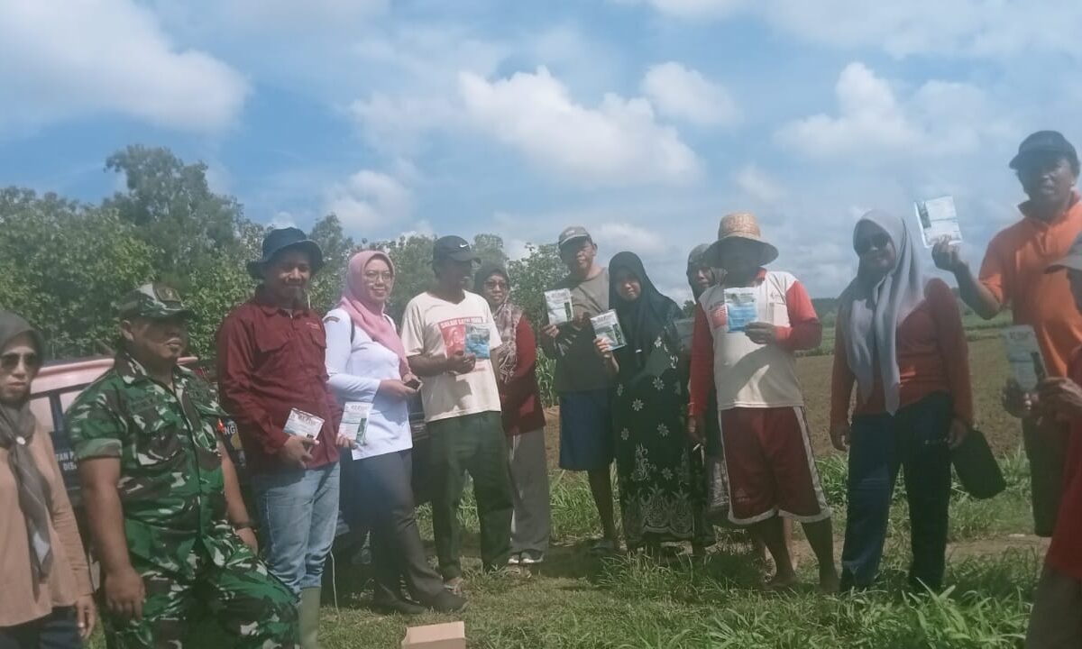 Babinsa Sampang Bersama PPL Dukung Petani Desa Pangilen dengan Pemberian Pupuk