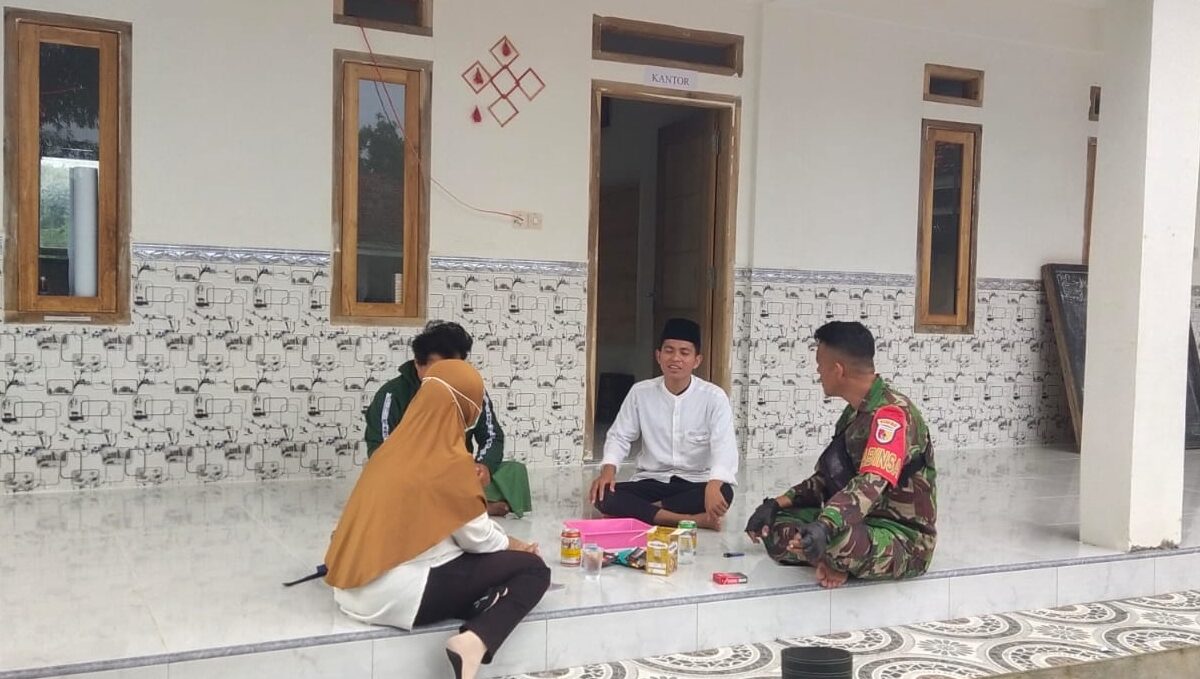 Merajut Harmoni Desa: Babinsa Karang Penang Bangun Sinergi Bersama Tokoh Pemuda Bulmatet