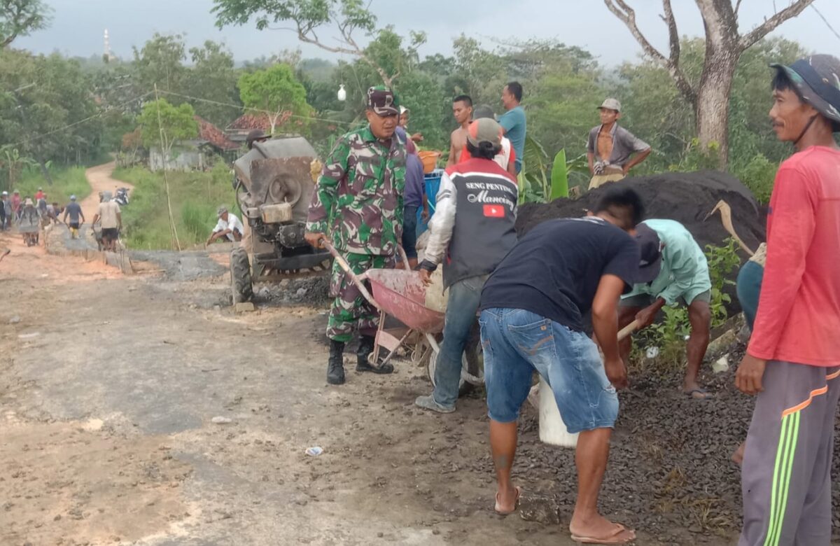 Menjalin Asa di Setiap Langkah: Babinsa dan Warga Tambelangan Bersatu Membangun Jalan Desa