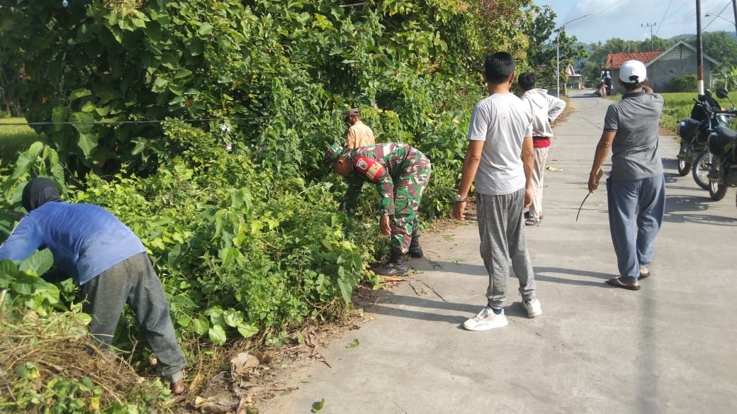 Babinsa Jrengik, Koptu Suhari Pimpin Kerja Bakti Bersihkan Jalan Desa Jungkarang