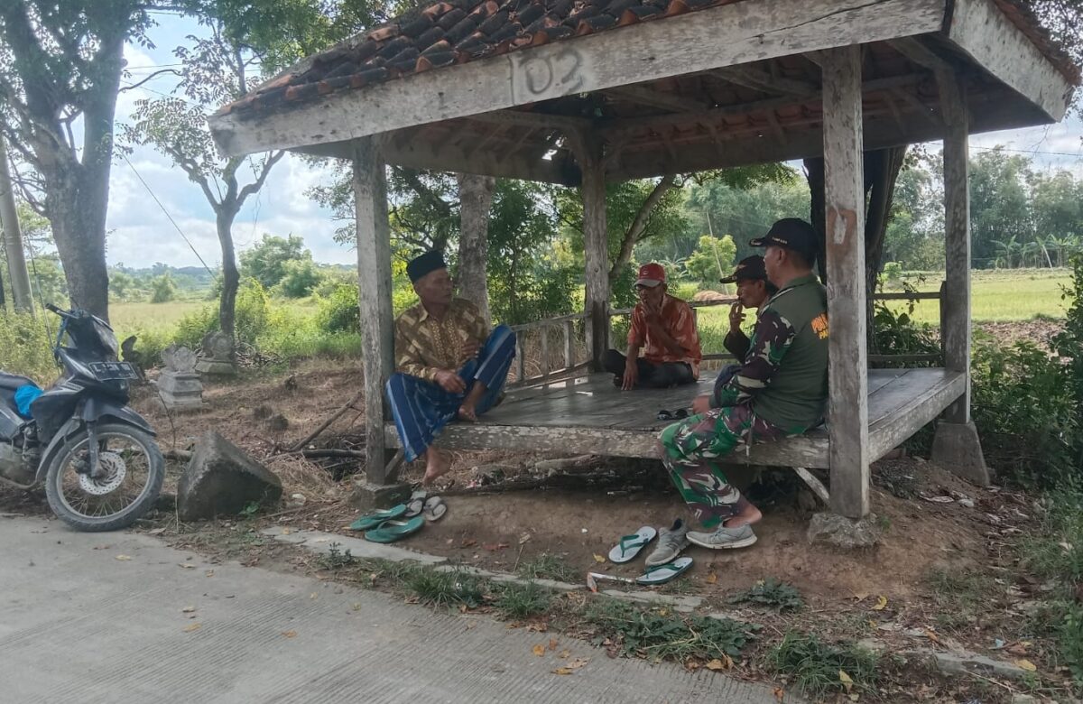 Babinsa Pos Ramil Pangarengan Aktif Jalin Kedekatan dengan Warga Lewat Poskamling