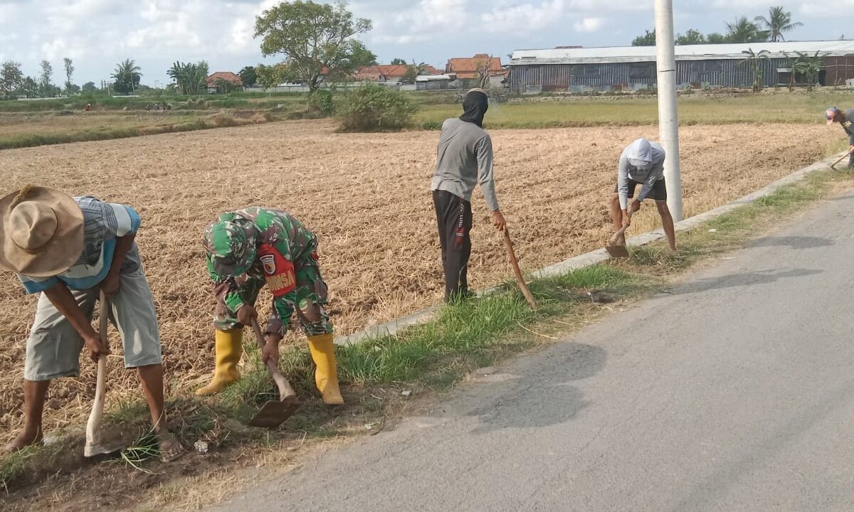 Babinsa Sampang Serka Sugeng Pimpin Gotong Royong Bersihkan Jalan Poros Desa Pasean